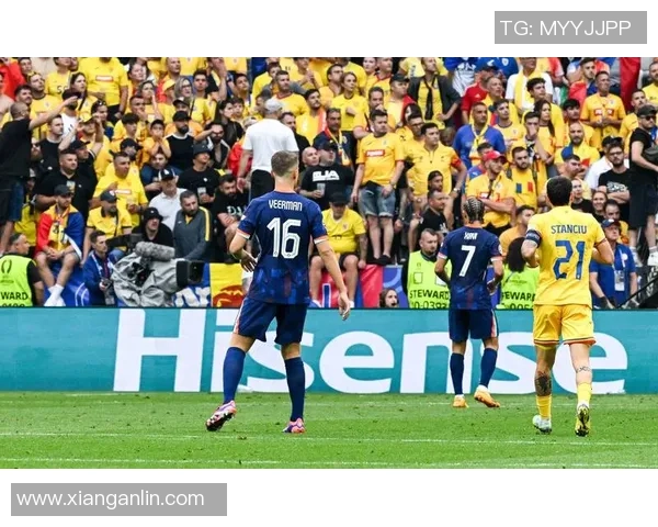 足球明星与知名主持人同台互动，背后故事与精彩瞬间大揭秘